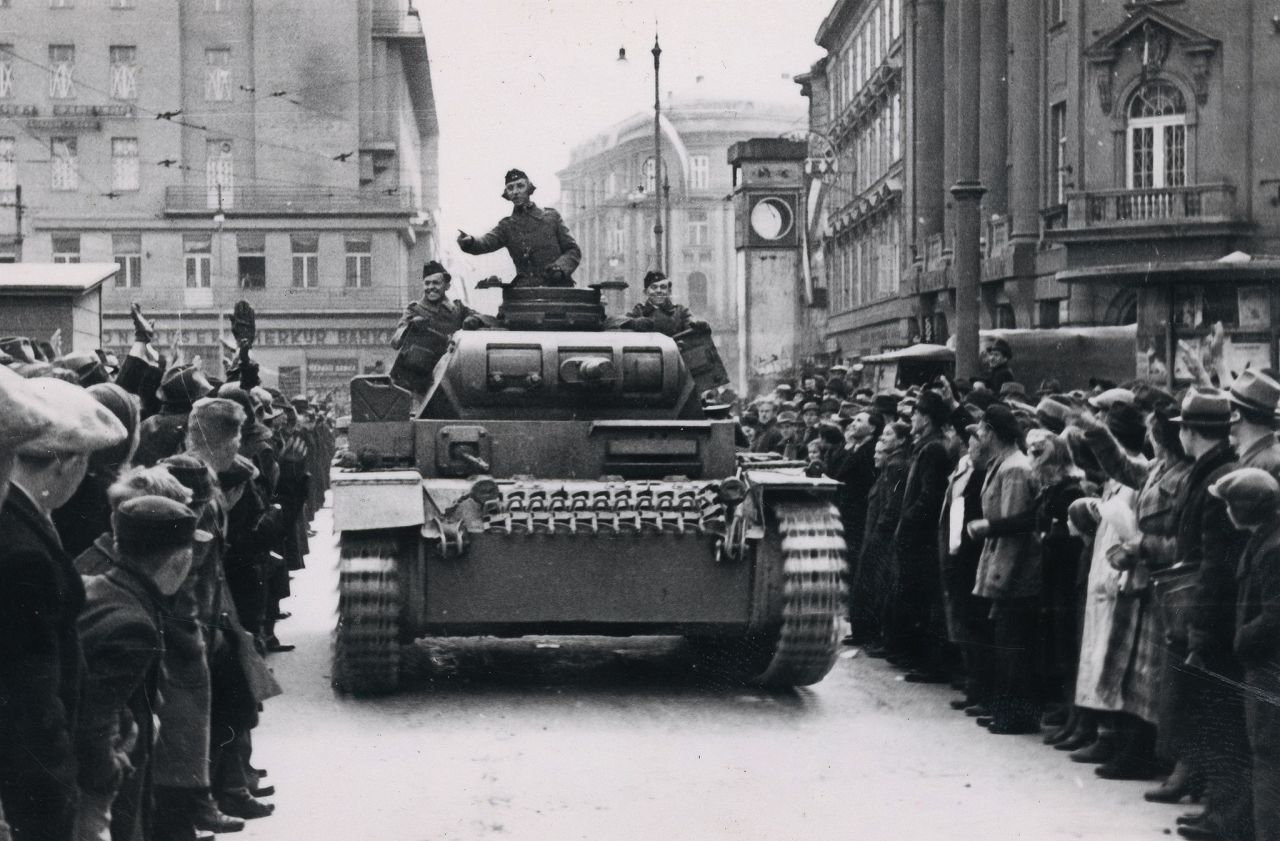 Trg bana Jelačića. Ulazak njemačke vojske u Zagreb, 10. travnja 1941. godine